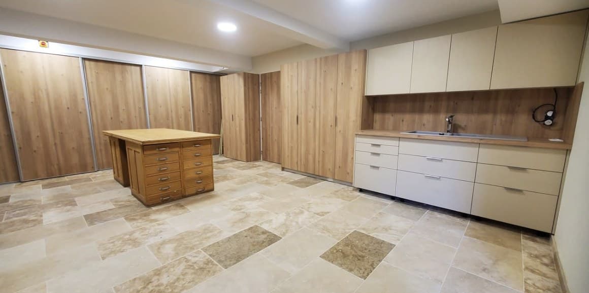 Buanderie sur mesure, placards bois et plan de travail