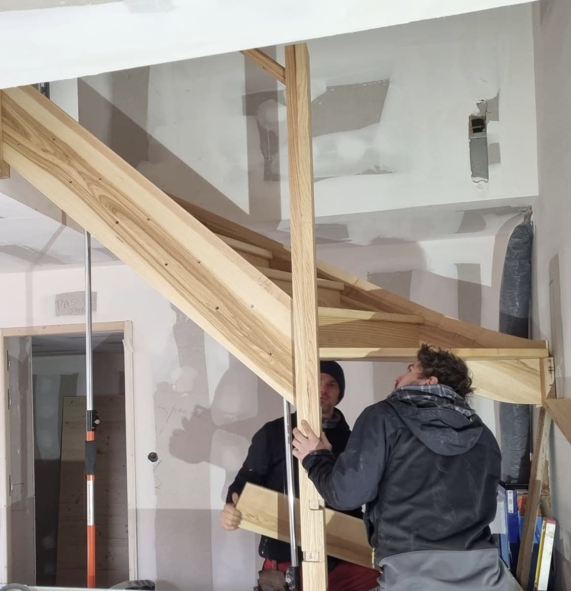 L'équipe de Buëch Menuiserie posant un escalier