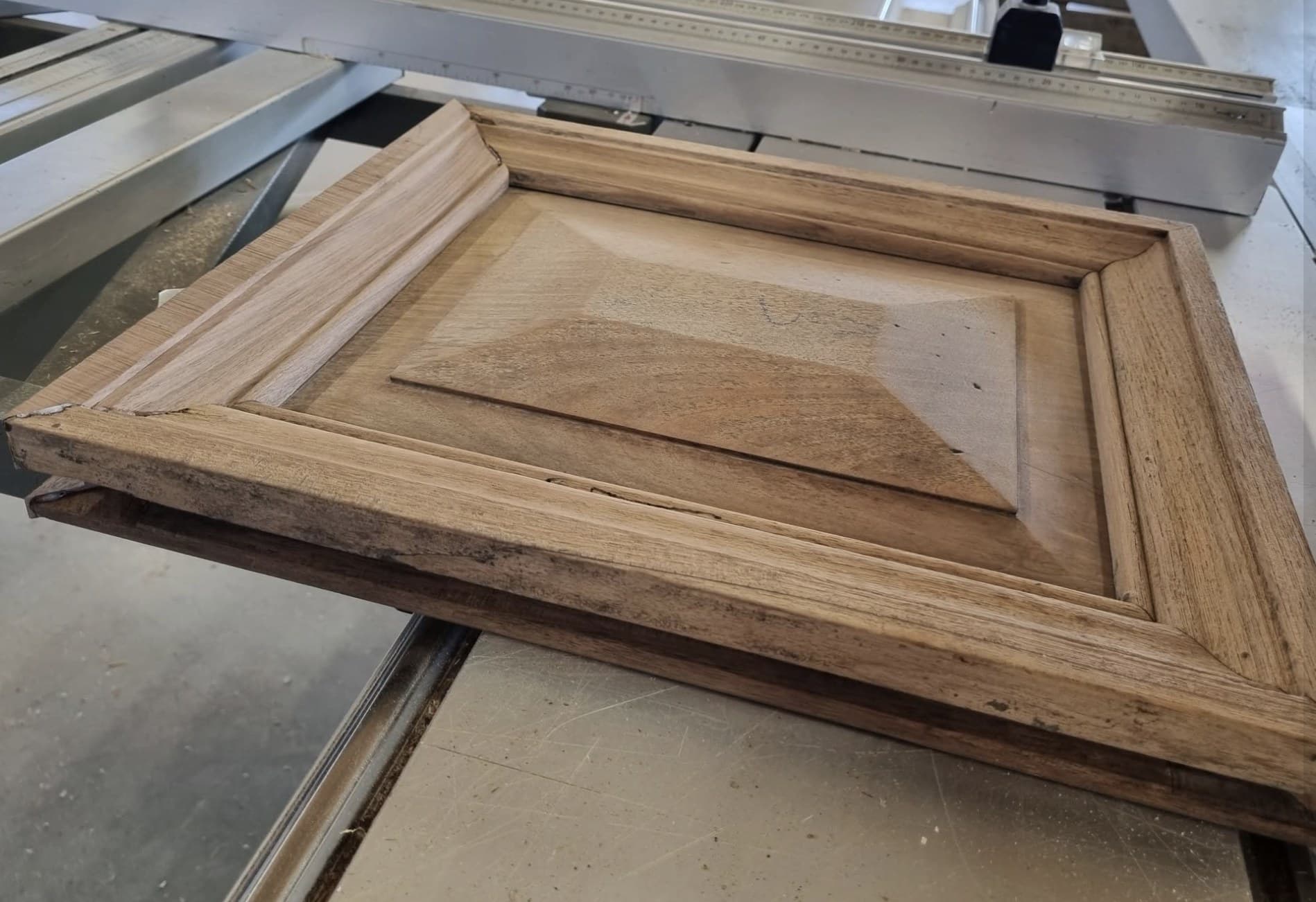 Panneau de porte en cours de restauration à l'atelier
