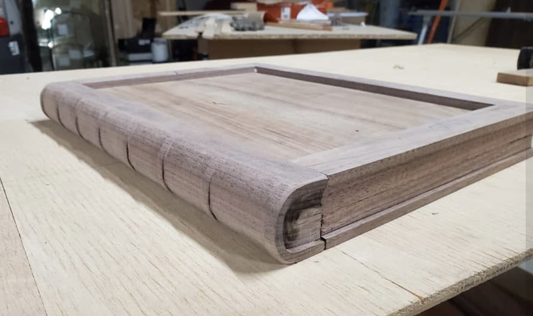 Coffret en forme de livre en noyer, à l'atelier