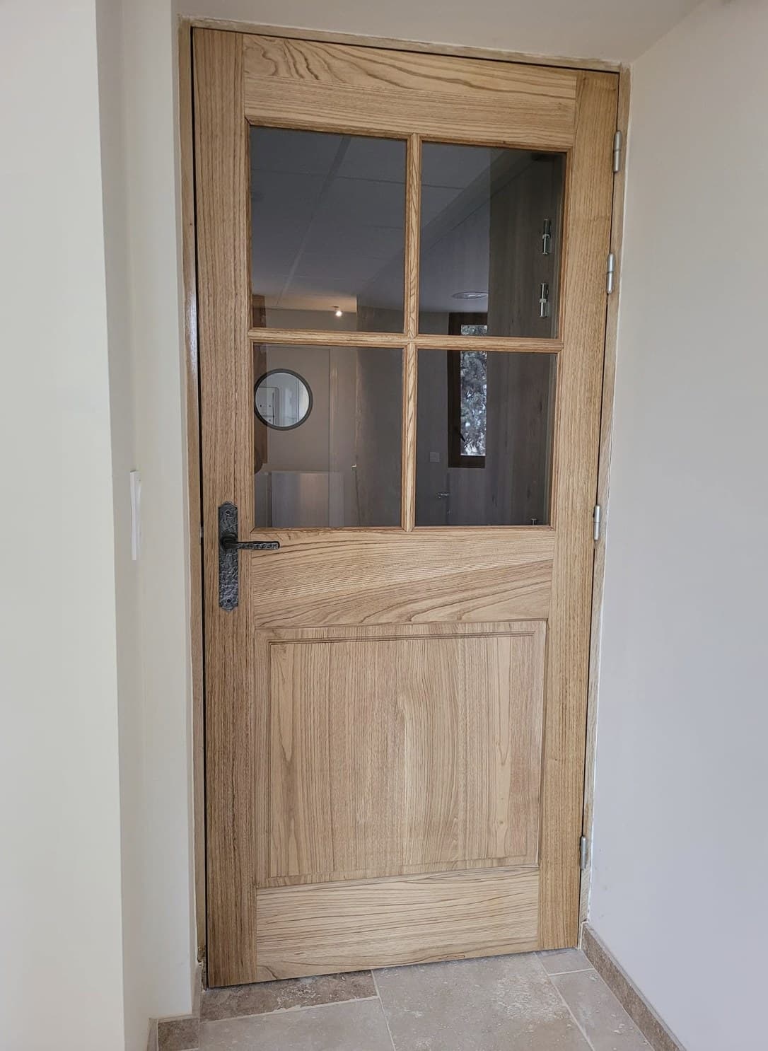 Porte vitrée en chêne à petits bois et panneau plein