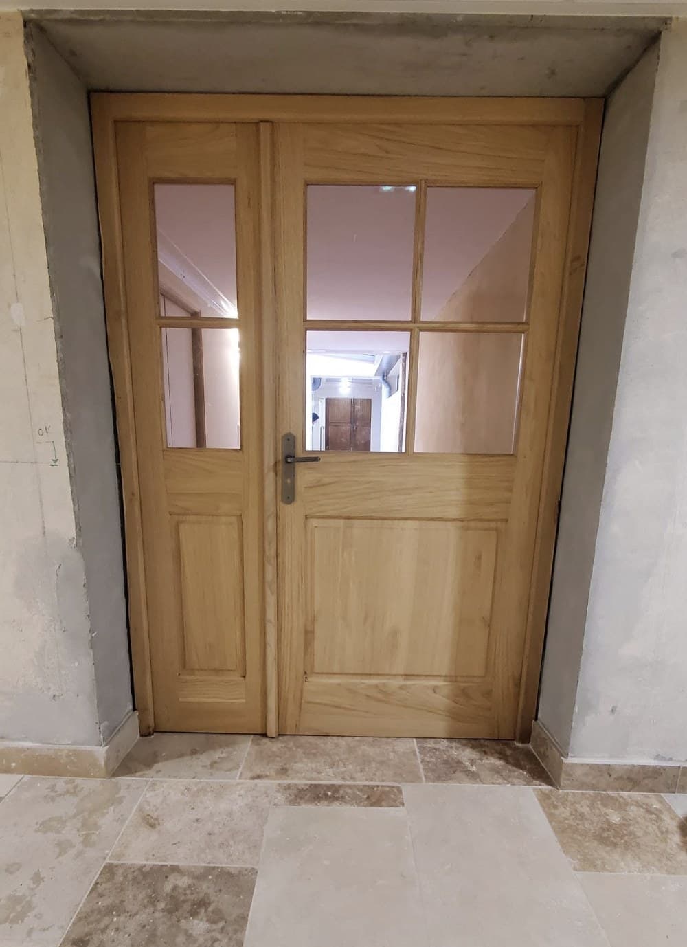 Porte double vitrée en chêne, encadrement pierre